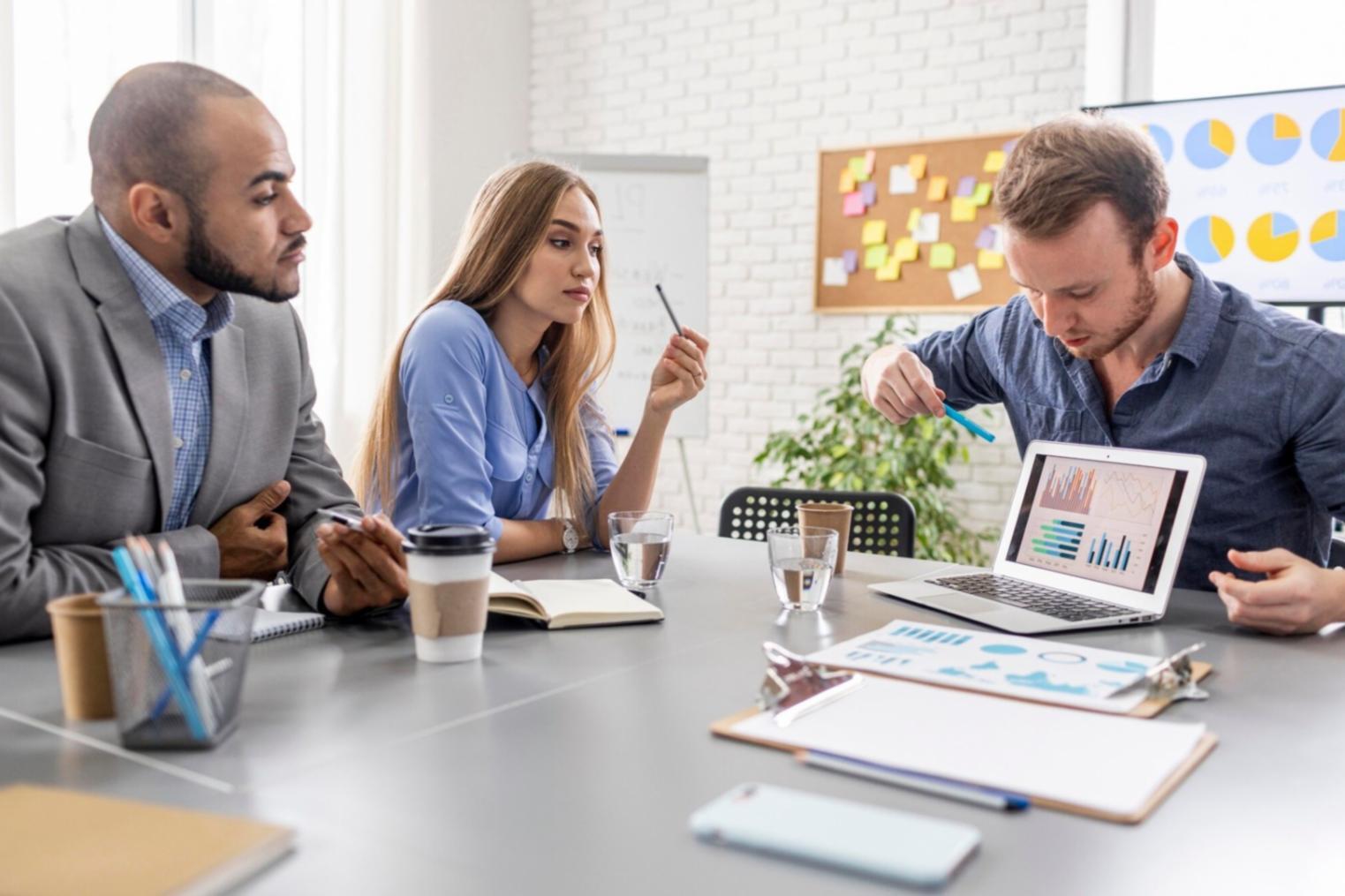 Profesionales trabajando en estrategias financieras